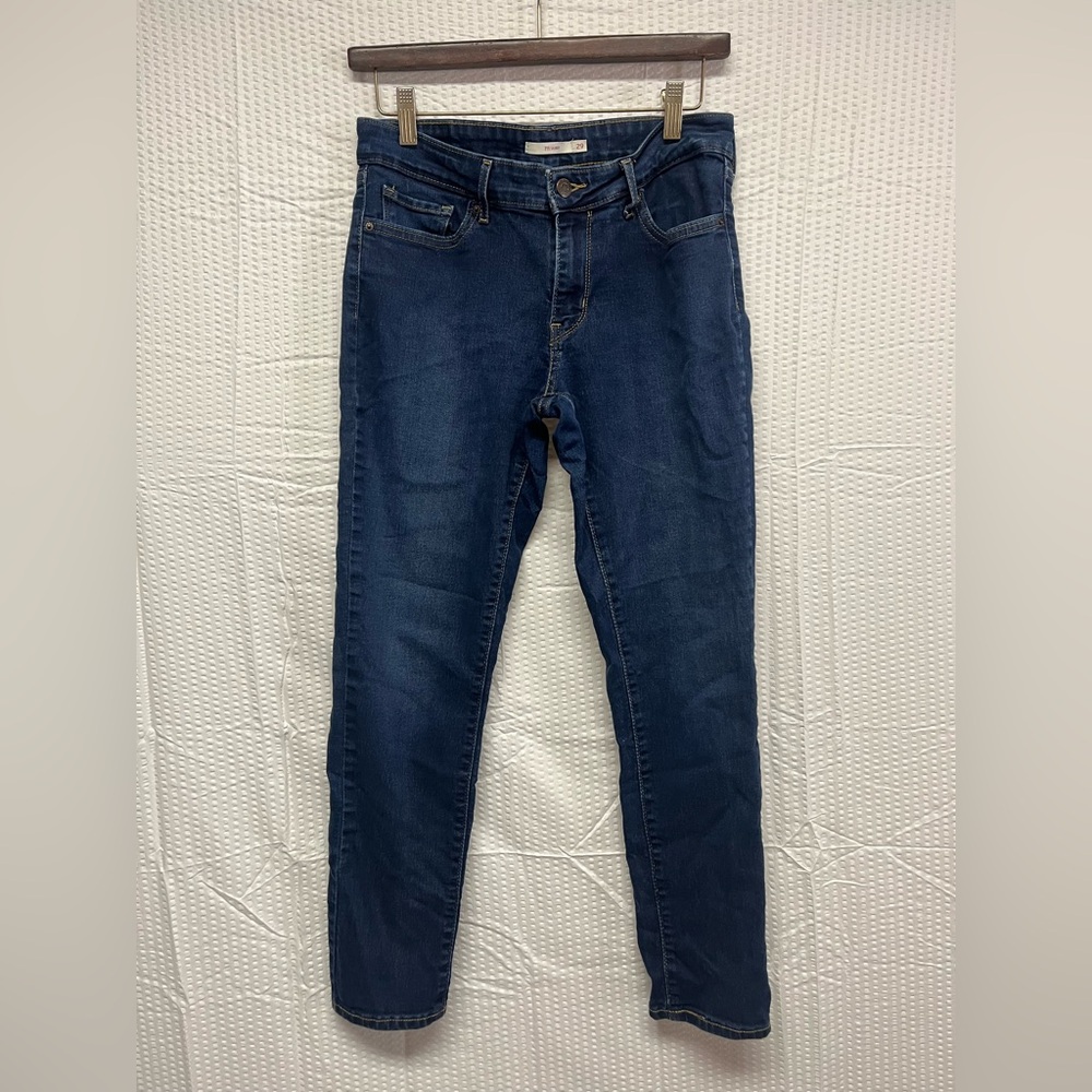 Levi’s dark blue, skinny jeans